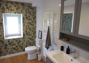Chambre double, 1 grand lit, patio, vue sur le jardin | Salle de bain