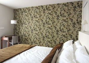Chambre double, 1 grand lit, patio, vue sur le jardin | Fer et planche à repasser, accès au Wi-Fi (inclus)