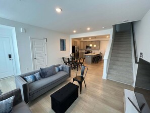 Living area - 3-bedroom townhome in delightful Wake Forest (Wake Forest)