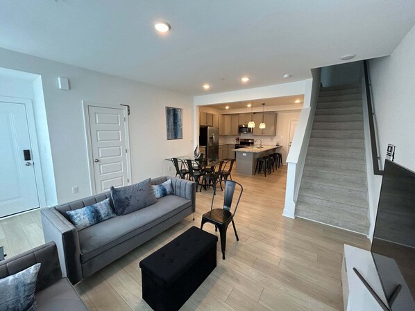 Living area - 3-bedroom townhome in delightful Wake Forest (Wake Forest)