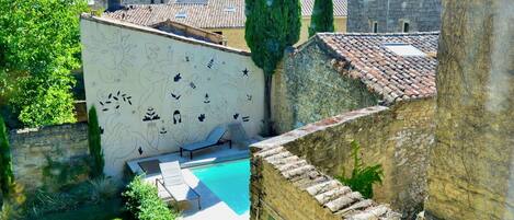 Een buitenzwembad en een verwarmd zwembad