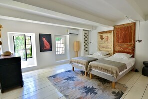 4 makuuhuonetta, työpöytä, silitysrauta/-lauta, vauvan matkasänky