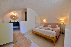 4 chambres, bureau, fer et planche à repasser, lit parapluie