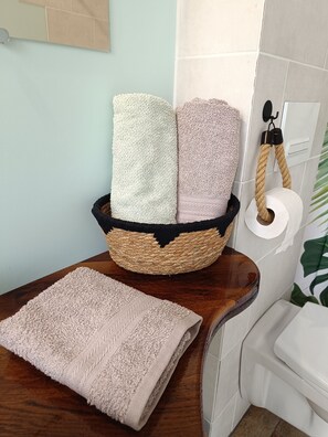 Hårføner, håndklær og toalettpapir