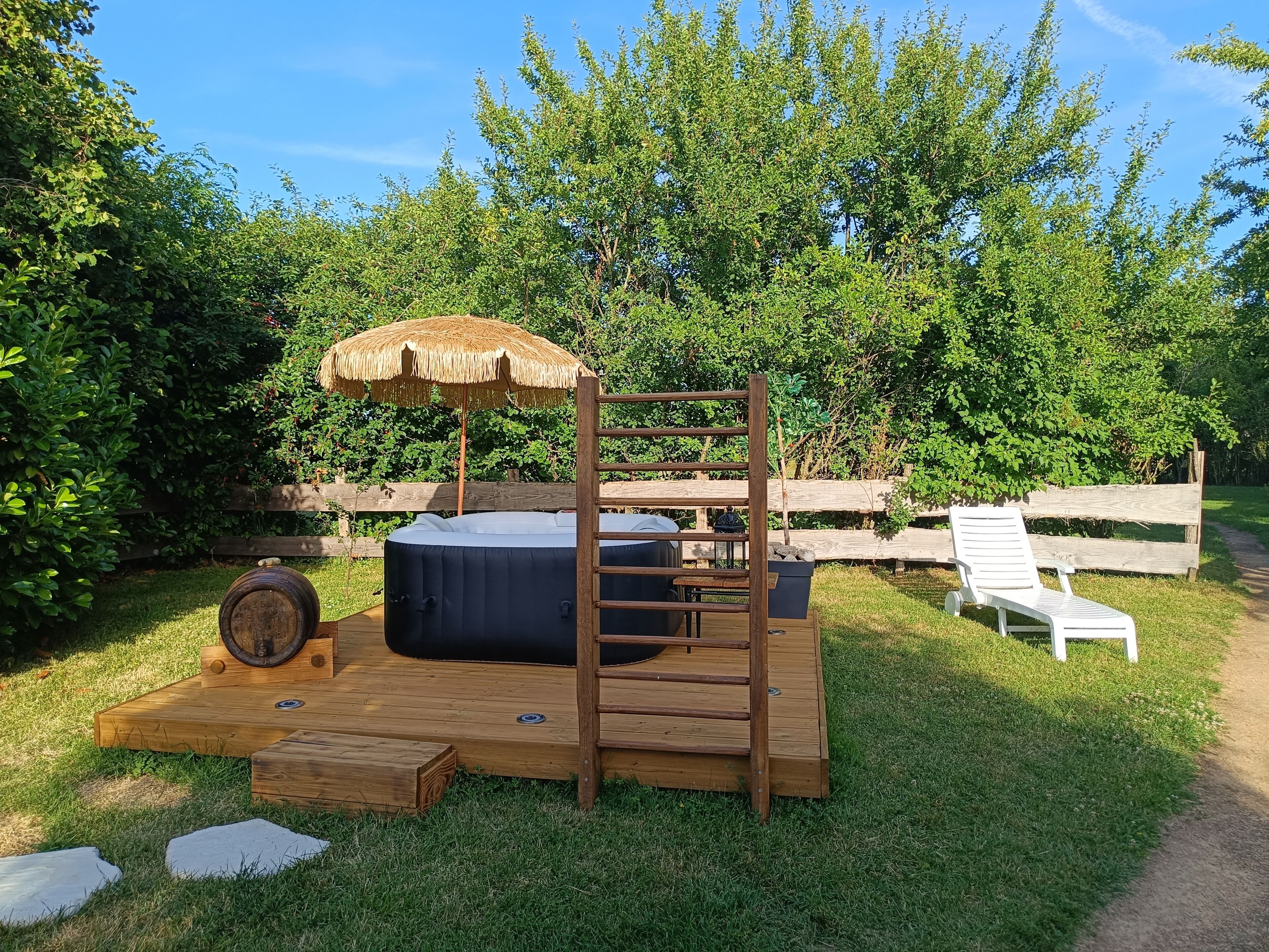 Outdoor spa tub