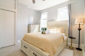 2 habitaciones, caja de seguridad en la habitación y escritorio