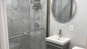 Douche, sèche-cheveux, serviettes fournies, savon