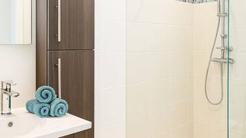 Douche, sèche-cheveux, serviettes fournies, savon