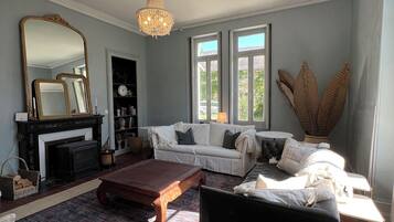 智能电视、壁炉、书