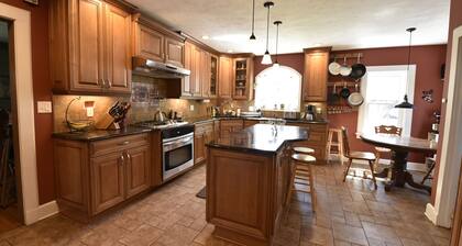 3-bedroom house in beautiful South Bend with AC, WiFi Short walk to ND