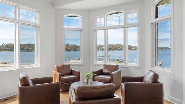 Interior - Spring Lake Lakefront, Private Dock, Sandy Beach (Spring Lake)