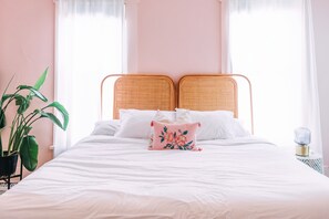 2 室のベッドルーム、デスク、WiFi (無料)、ベッドシーツ