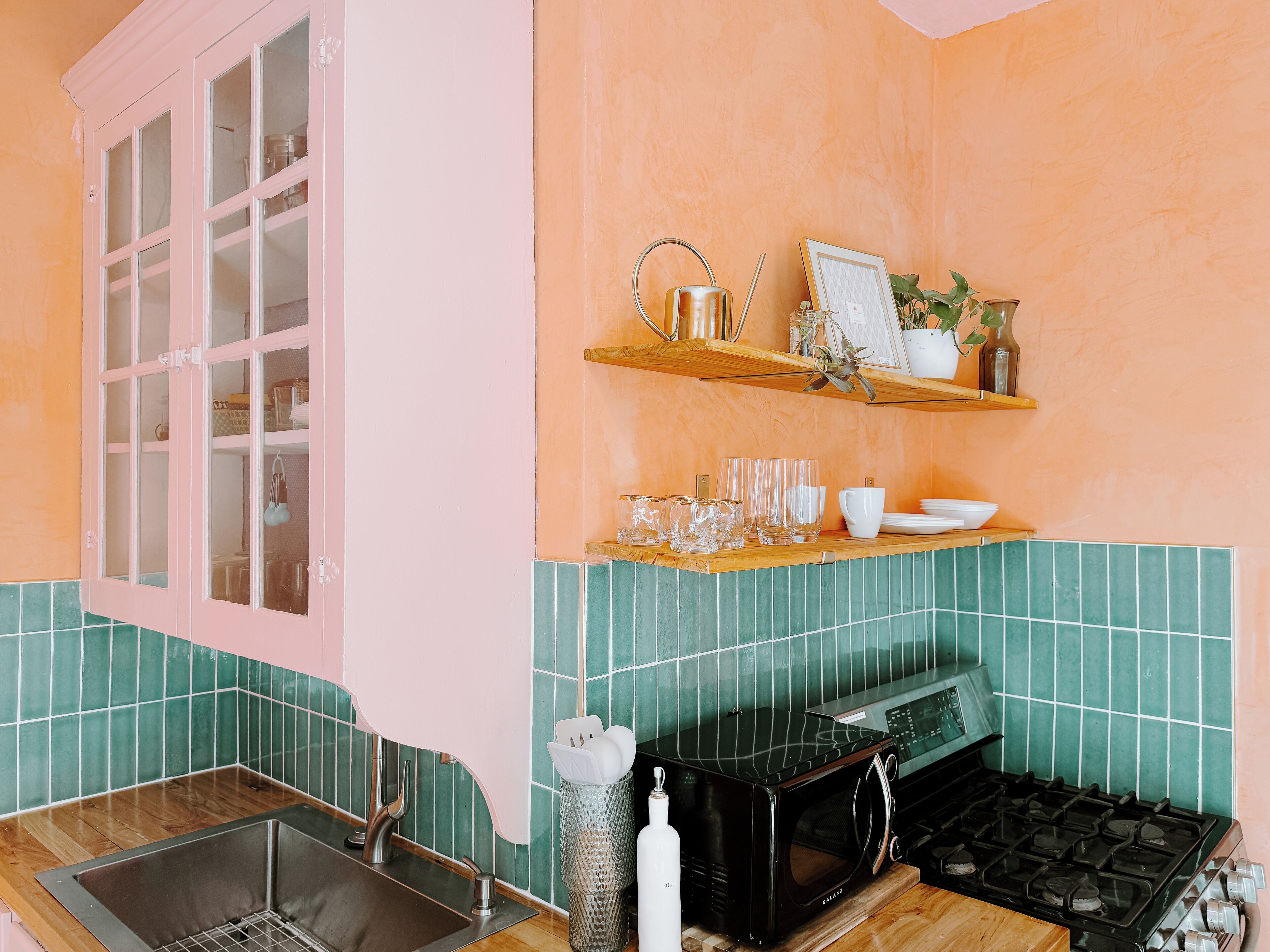 Kylskåp, mikrovågsugn, ugn och spishäll