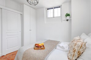 1 chambre, fer et planche à repasser, lits bébé (en supplément)
