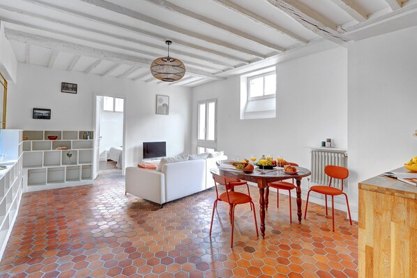Appartement Ville, 1 chambre, non-fumeurs | Coin séjour | TV connectée de 40 pouces avec chaînes par satellite