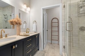 Sèche-cheveux, serviettes fournies