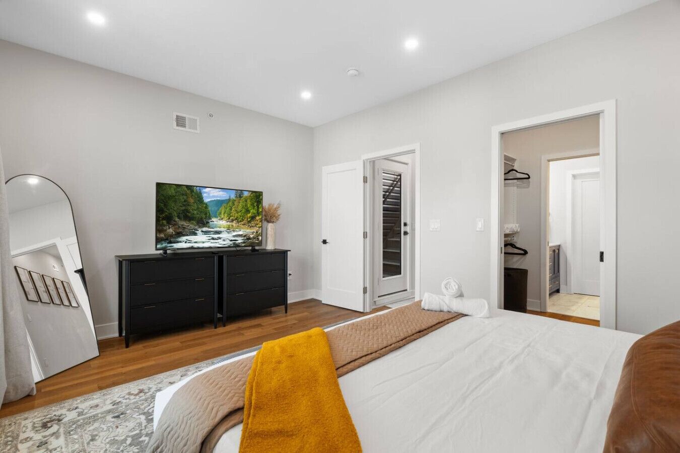 3 chambres, bureau, fer et planche à repasser, accès au Wi-Fi (inclus)