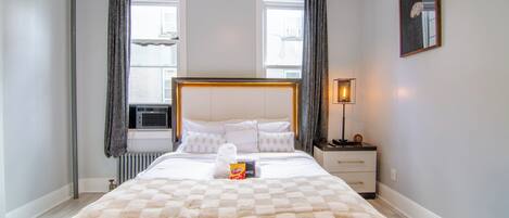 2 bedrooms, in-room safe, desk, iron/ironing board