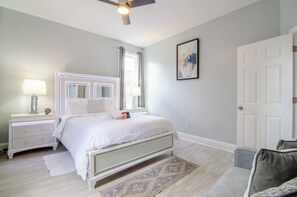 2 Schlafzimmer, Zimmersafe, Schreibtisch, Bügeleisen/Bügelbrett
