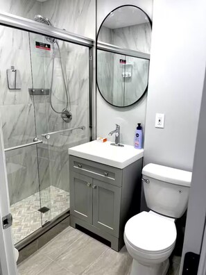 Douche, séchoir à cheveux, serviettes fournies, savon