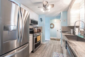 Microondas, horno, parrilla de estufa y lavavajillas 