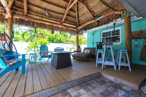 2-bedroom house with a beautiful Tiki Hut Hot Tub in the Shark Tooth Capital USA