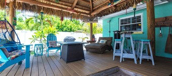 2-bedroom house with a beautiful Tiki Hut Hot Tub in the Shark Tooth Capital USA