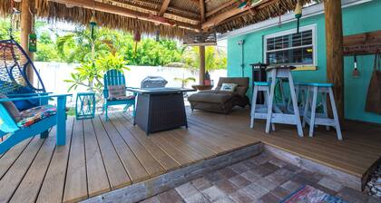 2-bedroom house with a beautiful Tiki Hut Hot Tub in the Shark Tooth Capital USA