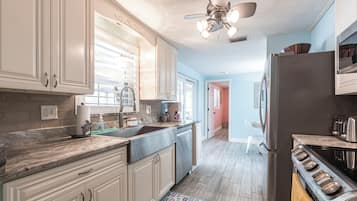 Microondas, horno, parrilla de estufa y lavavajillas