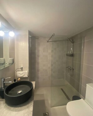Douche, sèche-cheveux, serviettes fournies, savon