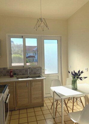 Een oven, een koffiezetapparaat/waterkoker, een broodrooster