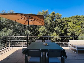Outdoor dining - New apartment in Bonifacio, in a private residence, 10 minutes from the port and beaches, (Bonifacio)