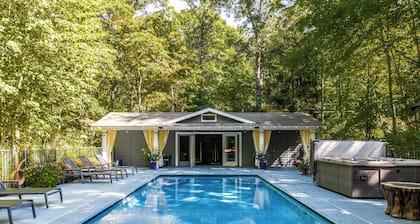 Gorgeous Pool & Hot Tub on Quiet Wooded Lot