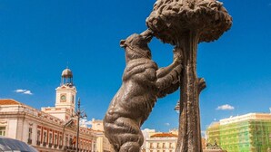A large bronze statue of a bear reaching up to a tree. - Centro Madrid Rio - Monederos D (One bedroom apartment) (Madrid)