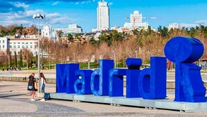 A large blue sculpture spelling 'Madrid' in a public square with a cityscape in the background. - Centro Madrid Rio - Monederos D (One bedroom apartment) (Madrid)