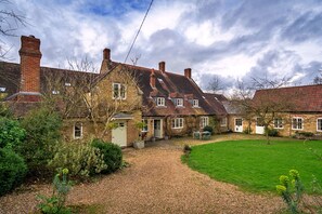 House | Exterior - Holiday Home in Bruton With Private Lakes (Wincanton)