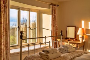 House | 8 bedrooms, individually furnished - Holiday Home in Bruton With Private Lakes (Wincanton)