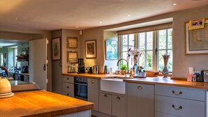 House | Private kitchen | Dishwasher - Holiday Home in Bruton With Private Lakes (Wincanton)