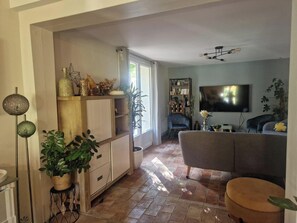 Smart TV, fireplace, video games