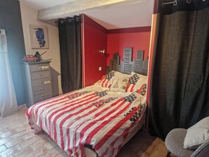 3 habitaciones, tabla de planchar con plancha, wifi y ropa de cama 