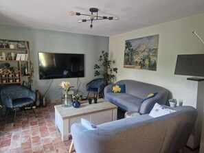 Smart TV, chimenea y videojuegos 