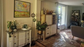 A living room with a striped cabinet, a painting, and a bookshelf. - Quiet country house, swimming pool, ideal for families - Aix en Provence (Aix-en-Provence)