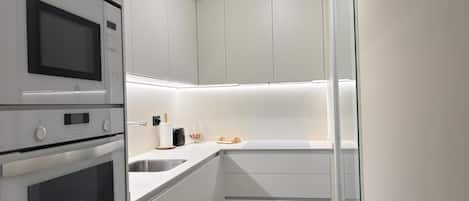 Réfrigérateur, micro-ondes, four, plaque de cuisson