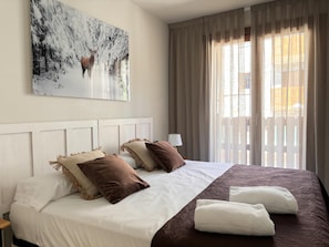 3 bedrooms, desk, WiFi, bed sheets