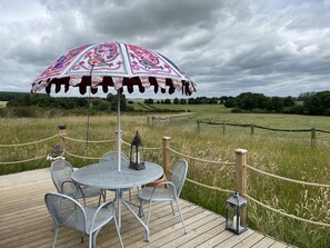 House | Outdoor dining - Cabins in Oxfordshire With Hot Tub & Meadow Views (Banbury)