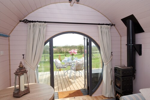 Cabins in Oxfordshire With Hot Tub & Meadow Views