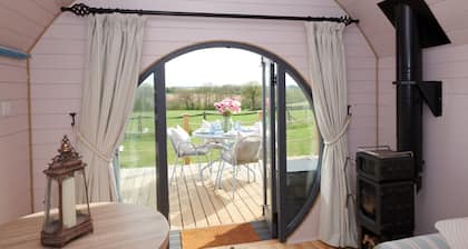 Cabins in Oxfordshire With Hot Tub & Meadow Views