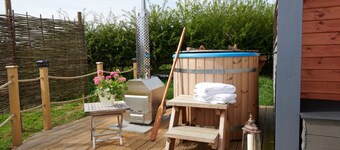 Cabins in Oxfordshire With Hot Tub & Meadow Views