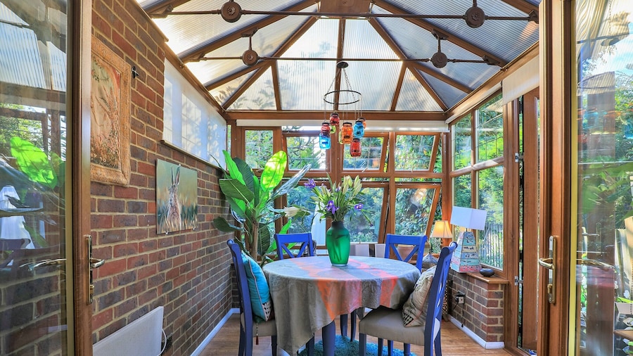 Cottage in Heart of Surrey, No Deposit