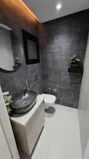 Sèche-cheveux, serviettes fournies, savon, papier toilette